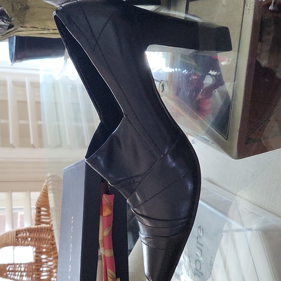 Franco Sarto Black Pumps - Picture 2 of 7